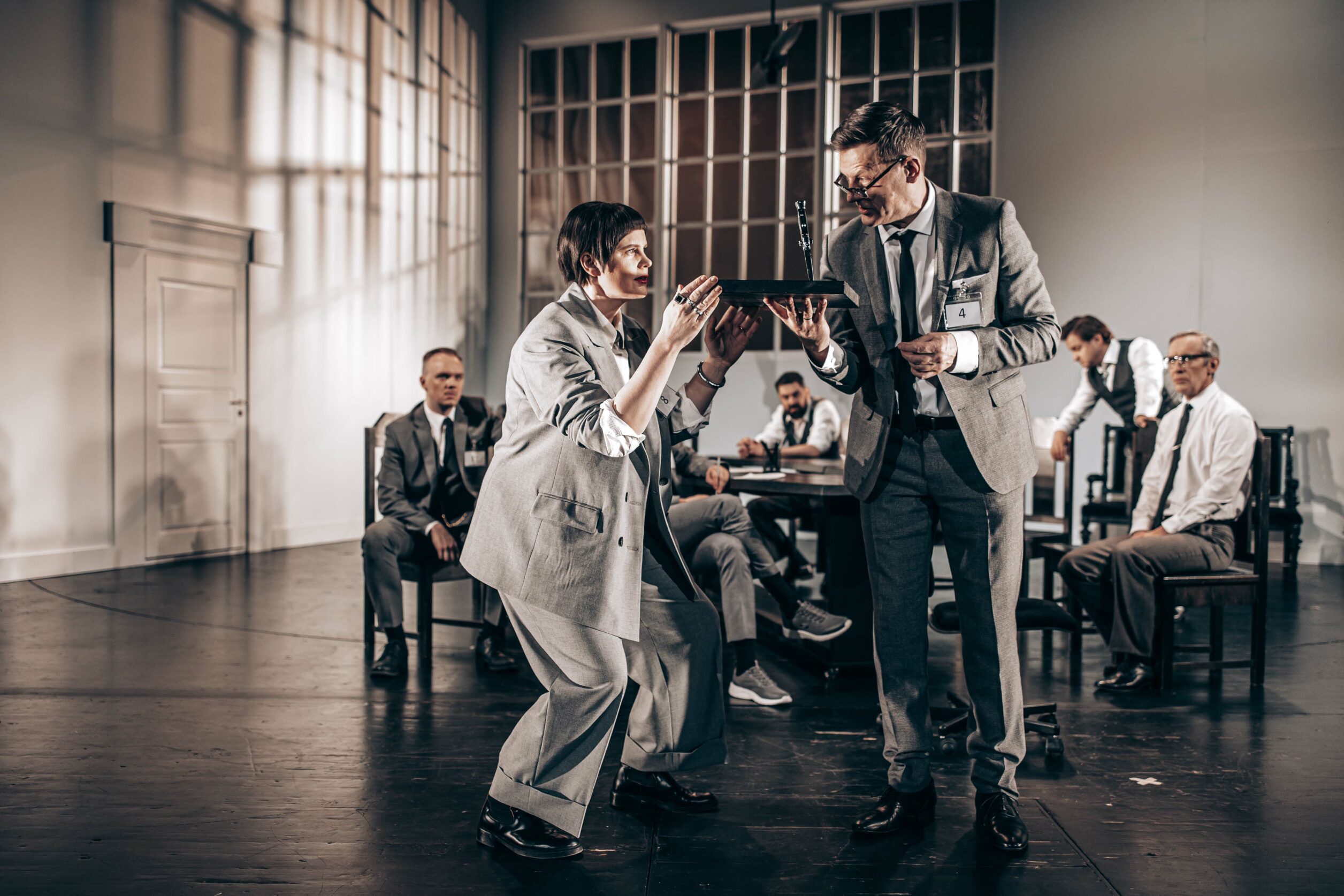 Stseen lavastusest "12 vihast meest", esiplaanil näitlejad Harriet Toompere ja Jan Uuspõld