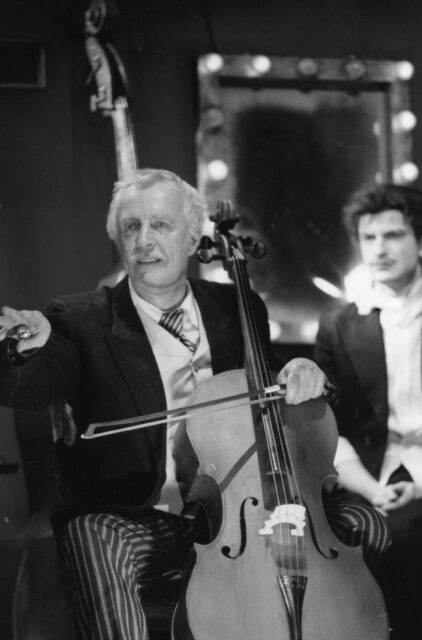 Aarne Üksküla ja Marius Peterson Eesti Draamateatri lavastuses "Harjumuse jõud".