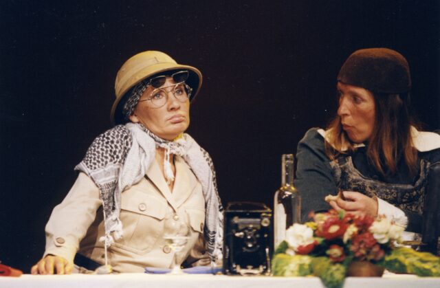 Angelina Semjonova ja Kaie Mihkelson Eesti Draamateatri lavastuses "Tipp-tüdrukud".