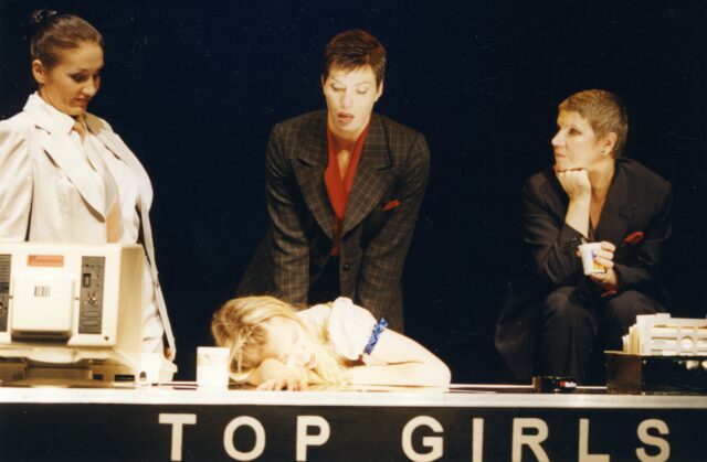 Angelina Semjonova, Viire Valdma, Maria Klenskaja ja Maria Avdjushko Eesti Draamateatri lavastuses "Tipp-tüdrukud".