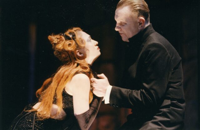 Carmen Mikiver ja Andrus Vaarik Eesti Draamateatri lavastuses "Kuningas Richard III tragöödia".