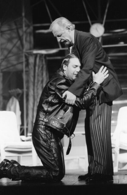 Dan Põldroos ja Aarne Üksküla Eesti Draamateatri lavastuses "Pereringmäng".