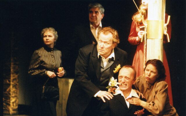 Ester Paljusoo, Aksel Orav, Tõnu Aav, Sulev Luik ja Kersti Kreismann Eesti Draamateatri laastuses "Peer Gynt".