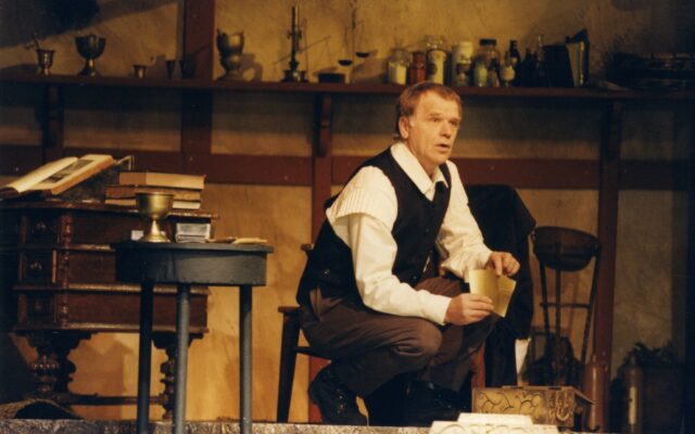 Evald Hermaküla Eesti Draamateatri lavastuses "Rohuvoodi".