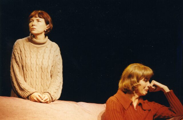 Kersti Kreismann ja Viire Valdma Eesti Draamateatri lavastuses "Tipp-tüdrukud".