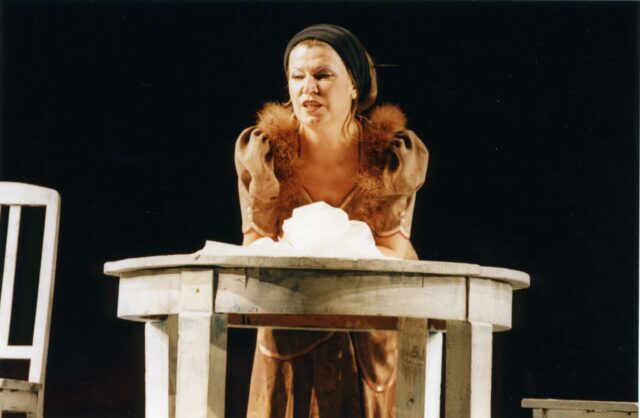 Maria Klenskaja Eesti Draamateatri lavastuses "Stseene saja-aastasest sõjast".