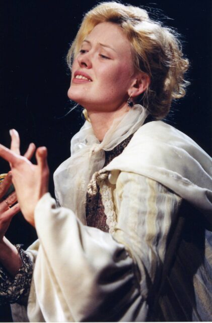 Merle Palmiste Eesti Draamateatri lavastuses "Tribaadide öö".