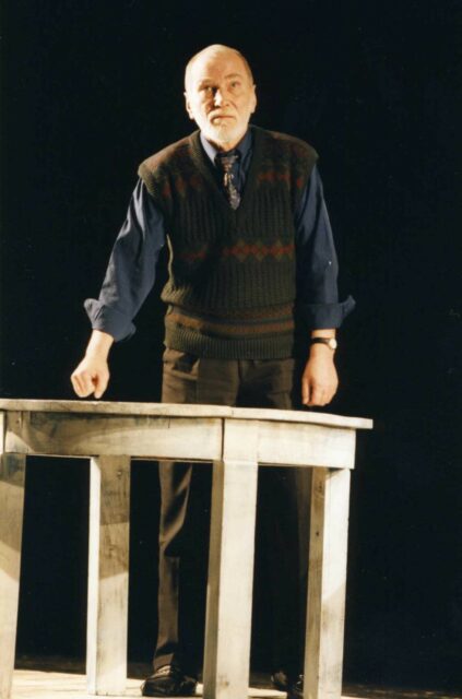 Mikk Mikiver Eesti Draamateatri lavastuses "Stseene saja-aastasest sõjast".