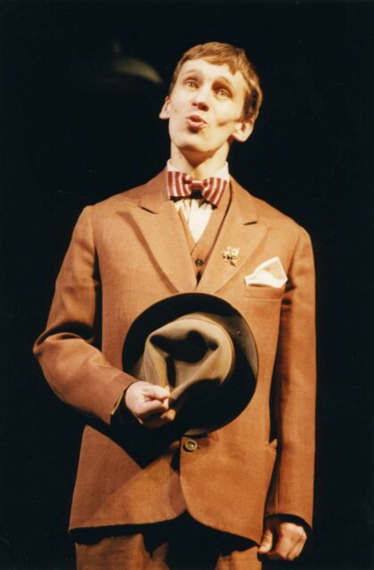 Raimo Pass Eesti Draamateatri lavastuses "Srseene saja-aastasest sõjast".