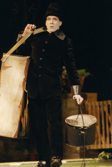 Taavi Eelmaa Eesti Draamateatri lavastuses "Rohuvoodi".