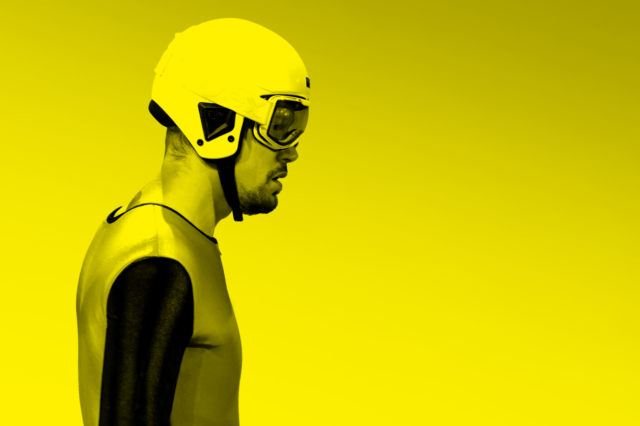 Lavastuse "B-koondis" plakatipilt, pildil näitleja Henrik Kalmet