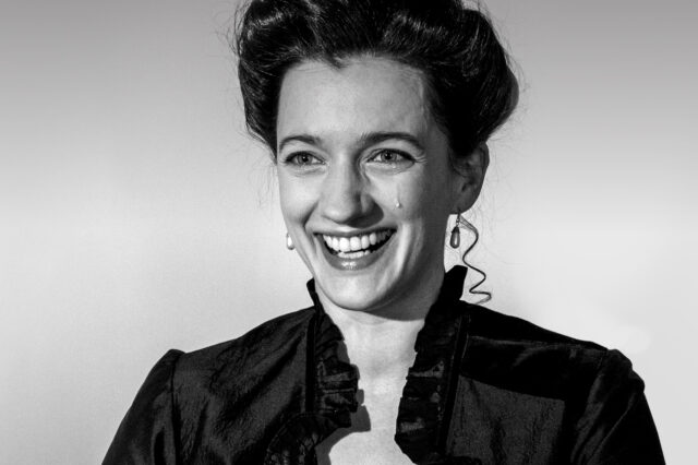 Lavastuse "Kollane tapeet" plakatipilt, plakatil peategelast kehastav Marian Eplik