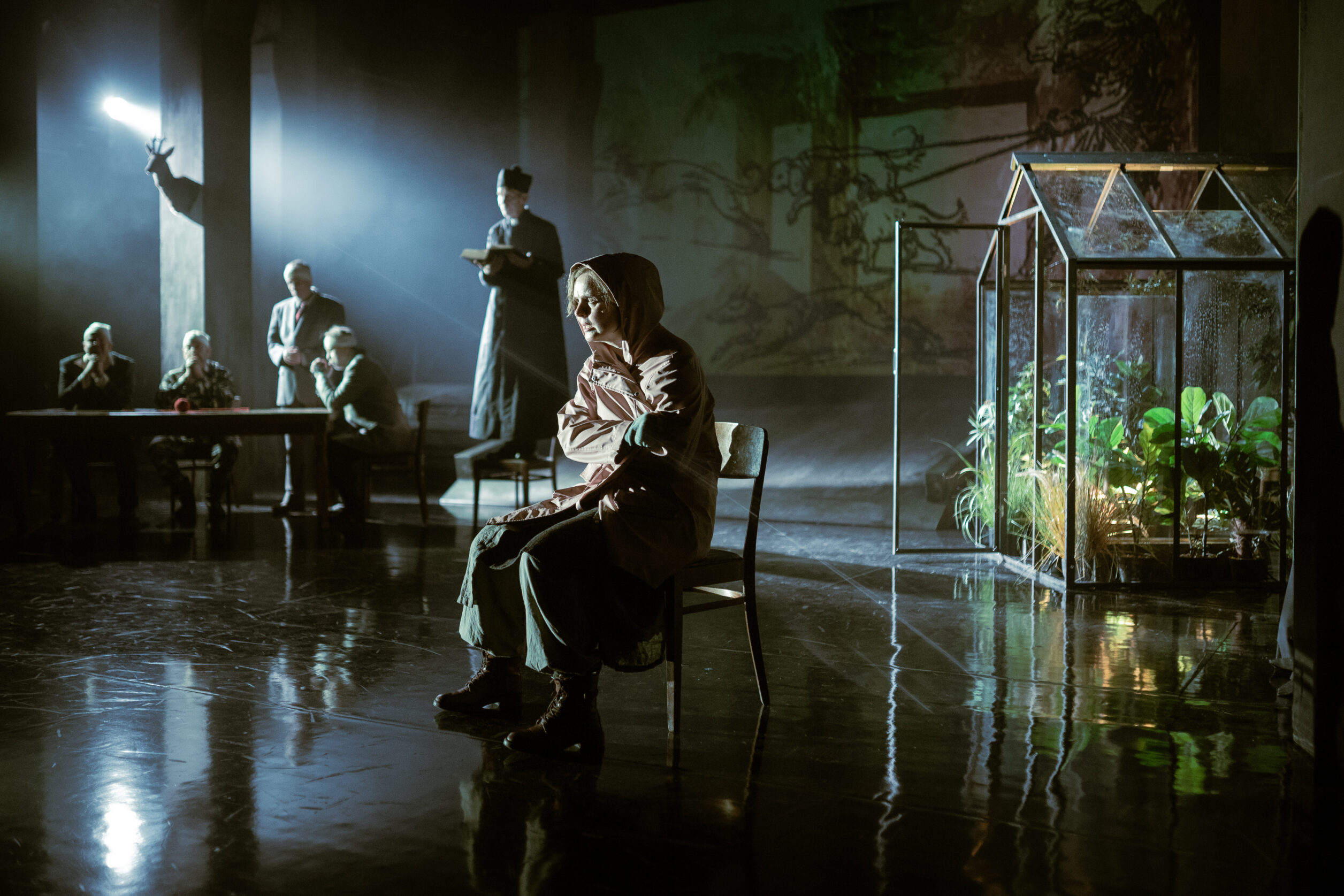 Stseen lavastusest "Aja oma atra läbi koolnute kontide" Draamateatri suurel laval, esiplaanil näitleja Kersti Heinloo