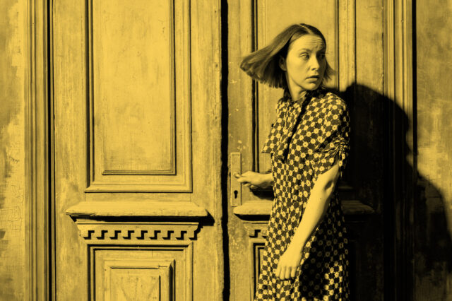 Näitleja Teele Pärn lavastuse "Üks helevalge tuvi" plakatipildil