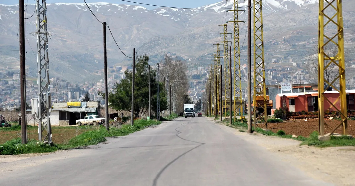 Bekaa org Liibanonis, asfalttee suundub tagaplaanil olevate kõrgete mägede poole