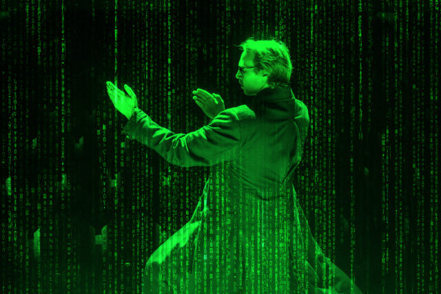 Täna loeme maatriksit plakatipilt, Ursel Tilk tumedas mantlis ja võitluspoosis